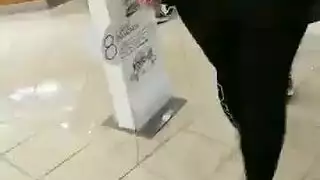 قطة شقراء تلعب بفرجها الزلق في لقطة صريحة مقرّبة