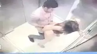 نيك مصعد سري: وضعية الكلب وإيلاج عميق