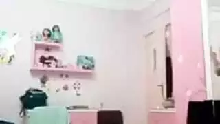 عاهرة مراهقة تتغيب عن المدرسة لجلسة نيك عنيف على المكتب