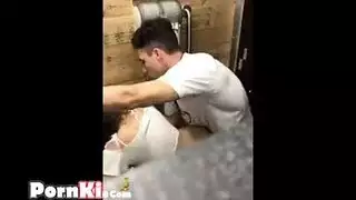 سكرانة شرموطة تتعرض لنيك قوي في الحمام