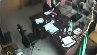 نكاح شركاتي: الرئيس يضرب سكرتيرته المسلمة على أثاث المكتب