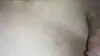 مص كامل الخدمة: مص وتدليل الخصيتين في مشهد صريح