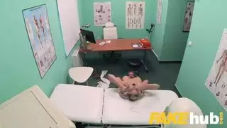 ينام مع امعه خائف من الرعد