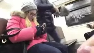 إباحية خارجية: غريب يكشف نفسه ويقذف لفتاة