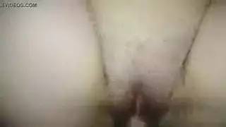 ربة منزل عربية خائنة تمارس الجنس مع صديق زوجها