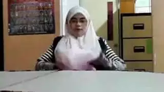 محجبة ممتلئة تثور غريزياً، تتباهى بأثداء كبيرة وتمارس مص ذاتي