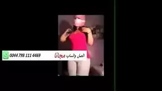 فتاة عربية ذات مؤخرة كبيرة تؤدي رقصة بطن ساخنة ومثيرة