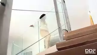 إيقاظ إباحي: زوجة مومس تملأ طيزها بعمق حتى يفرغ