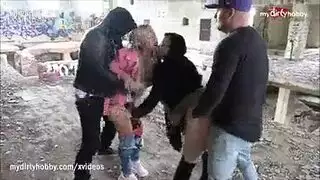 نكاح جماعي في مكان مهجور: ثنائي عاهر يُدك