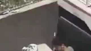 كاميرا خفية: منظر من السطح لنيك شغوف في الفناء الخلفي