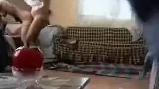 أشرطة متلصص للجار في نيك خلفي قوي مع شابة سورية