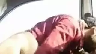 حبيبة مغربية تنتشر لجلسة جنس في السيارة برية إباحية