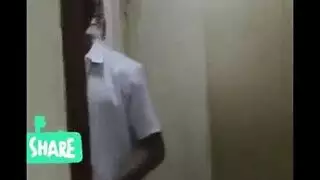 مدير هندي ينيك موظفة ممتلئة الصدر على مكتبه بوضعية الكلب