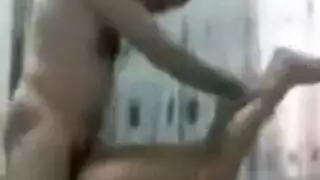 سكس خشن على السرير: يركب فوقها من أجل ضربة متوحشة