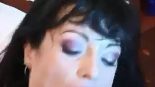 عاهره بين الرجال تهز طيزها