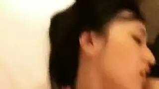 الجمال الآسيوي يدخل لعبة جنسية في مؤخرتها ويضخها بسيارتهم