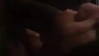 فم التلميذة الرطب على قضيب الحارس يؤدي إلى جنس محرم