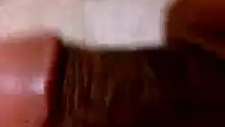 مشهد بلوچوب مكثف: تلبيس لسان لقضيب أسود عملاق