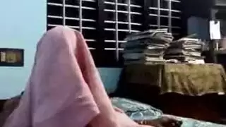  نمرة منحنية تستمتع بوضعية الكلب القاسية