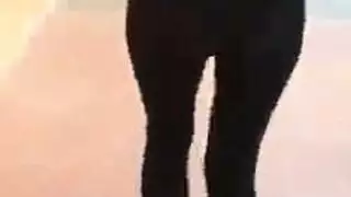 عاهرة رفيعة تتبول ثم يتمدد شرجها