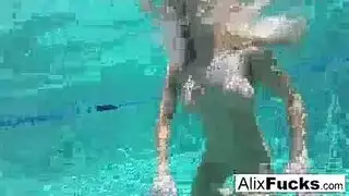 نيك إكس إكس إكس في المسبح مع سباحة ذات صدر كبير