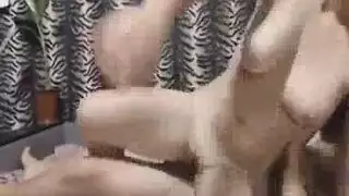 ثنائي هاوٍ مشاغب يدعو الأصدقاء لجلسة جنس جماعي