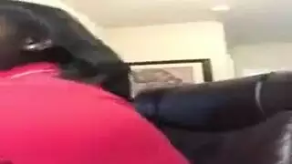 زوجة مثيرة تُلصق وتُمارس الجنس بينما يراقبها زوجها أثناء العمل