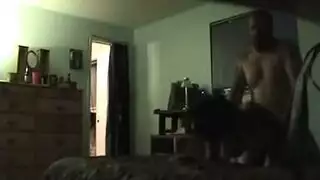 ام تكشف بنه يتجسس عليهة