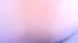 تفريغ حمولته في فتحتها الضيقة المبللة