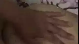 زوجة آسيوية خاضعة تتوسل للسائل المنوي في كل فتحاتها