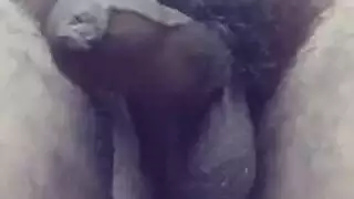عاهرة شرجية مثارة تتوسل لجماع مزدوج عنيف
