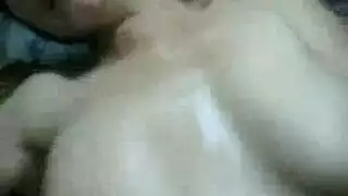 فتاة شرسة تُمارس الجنس الوجهي في مقطع إباحي عنيف