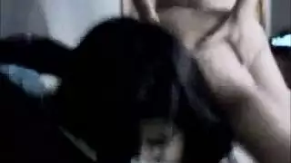 قضيب كبير يغوص عميقاً في شق مبلل