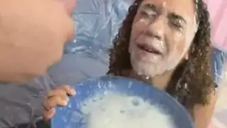 علاقة عائلية مثيرة: لقاء سحاقي على السرير