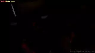 تحول الأم الشهوانية إلى عاهرة قذرة تمص القضيب