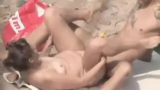 جلسة جنس رملية: شاب يضرب صديقته بجانب الأمواج