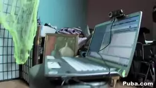 يشاهدك تئن وهو يلعق كسك