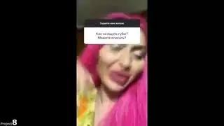فتاة ناضجة تظهر فتحاتها المتسعة