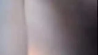 عاهرة مثيرة تخلع ملابسها لمشهد إباحي صريح