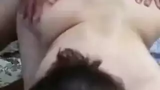 مغامرة الزوجة العربية الساخنة: نيك فموي وشرجي من الزوج والصديق