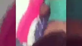 حفلة جنسية في الحظيرة: جماع عنيف مع نساء ناضجات