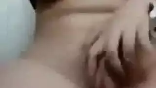 محجبة شهوانية تحصل على مهبلها ممتلئًا بعدة رجال