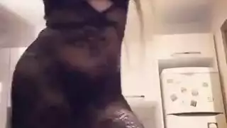 تخلع أم عربية مثيرة كل ملابسها وتقدم رقصة إباحية ثم تمص وتضاجع
