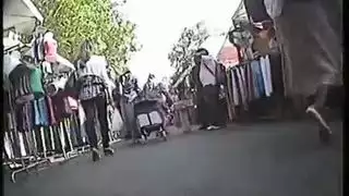 رجل يقبل حذاء قدم ست