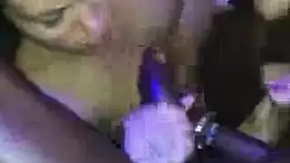 العشيقة الناضجة تركب وتُملأ بقضيب أسود كبير