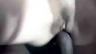 فيكي تجد قضيبًا أسودًا سميكًا لتركبه
