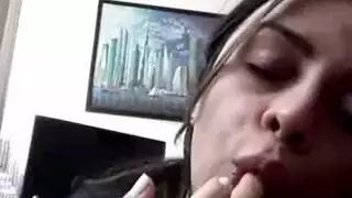 عاهرة كاميرا تسجل جماع جماعي قاسٍ للحصول على أصوات