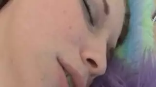 شاب وسيم يستمني بقضيبه ويغطي نفسه بالسائل المنوي