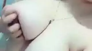 ينك وهي تتصور بالهاتف سيلفي