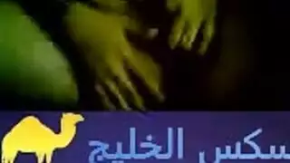 استراحة سيجارة: تمتلئ مهبلها الضيق بالقضيب